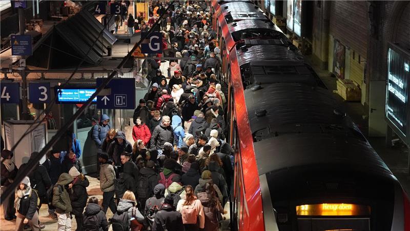 Wegen Eis und Schnee müssen Fahrgäste der S-Bahn Hamburg nach Angaben der Bahn weiter mit Einschränkungen rechnen.
