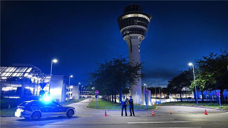 Wegen Feueralarms wurde der Flughafen-Tower evakuiert.