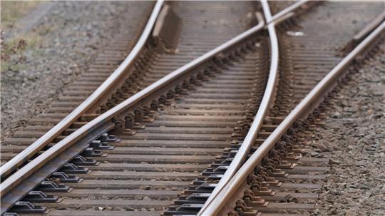 Wegen Gegenständen auf den Gleisen wurde die Strecke für knapp eineinhalb Stunden gesperrt. (Symbolbild)