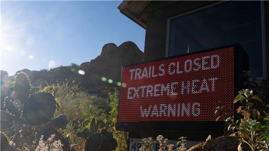 Wegen Hitze geschlossen: Im US-Bundesstaat Arizona klettern die Temperaturen auf Rekordwerte, die Menschen und Tieren schnell zu schaffen machen kann.