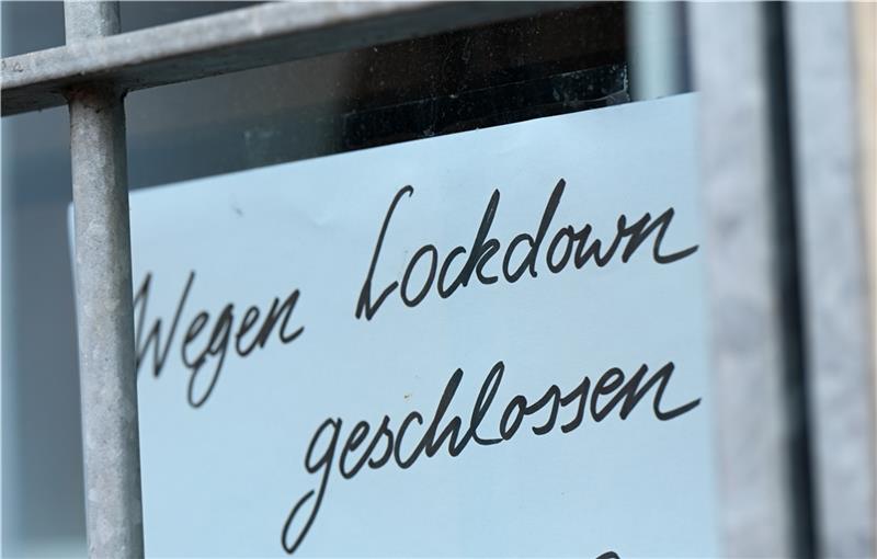 „Wegen Lockdown geschlossen“ – solche Schilder werden auch im Landkreis Stade wieder zu sehen sein – von den Einschränkungen sind zum Teil der Handel, aber auch die Friseure betroffen. Foto: Arne Dedert/dpa