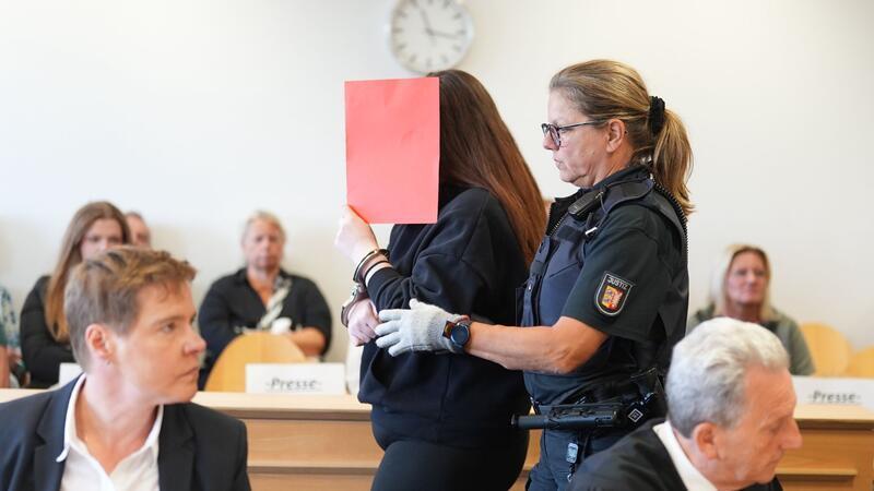 Wegen Mordes an einem Säugling hat das Landgericht Itzehoe die Eltern zu lebenslanger Haft verurteilt.