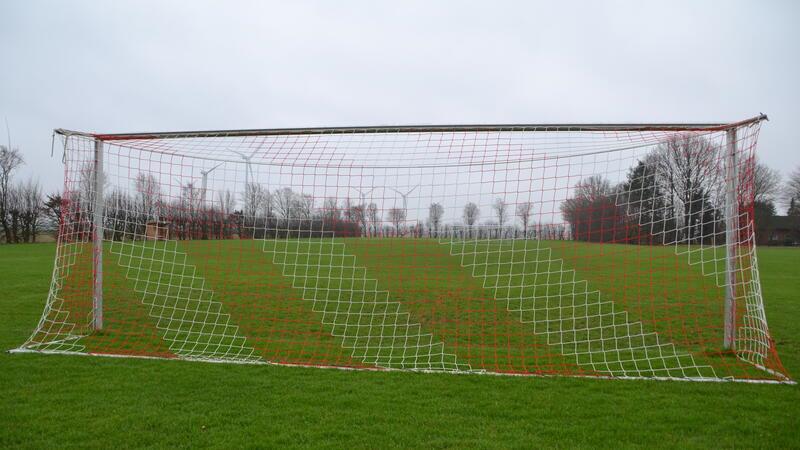 Fußballplatz zu nass: Statt über Flutlicht wird nun über Kunstrasen gesprochen Wegen Nässe konnten bereits zwei Spiele auf dem Fußballplatz in Oederquart nicht angepfiffen werden.