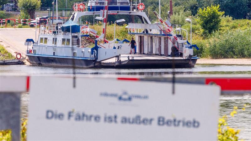 Wegen Niedrigwassers ist der Fährverkehr vorübergehend eingestellt. 