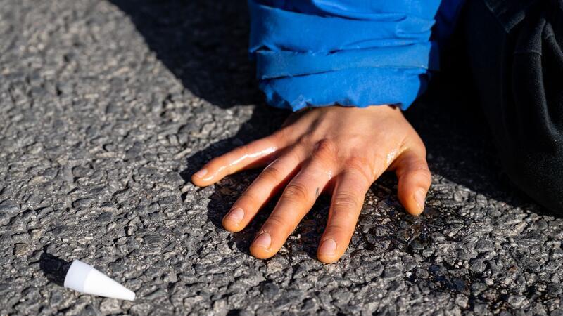 900 Euro Geldstrafe für Blockadeaktion in Kiel Wegen Nötigung hat das Landgericht Kiel einen sogenannten Klimakleber nach einer Aktion in Kiel verurteilt. (Symbolbild)