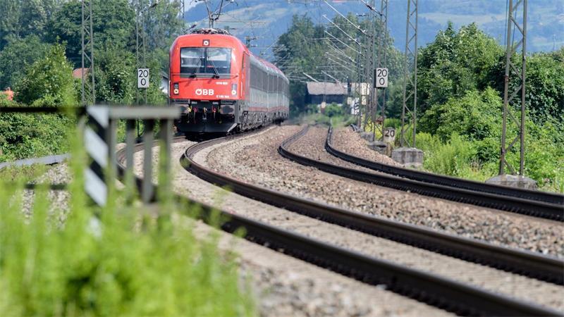 Wegen Sanierungsarbeiten wird der Bahnverkehr über den Brenner vom 17. Juli bis 1. August eingestellt. (Archivbild)