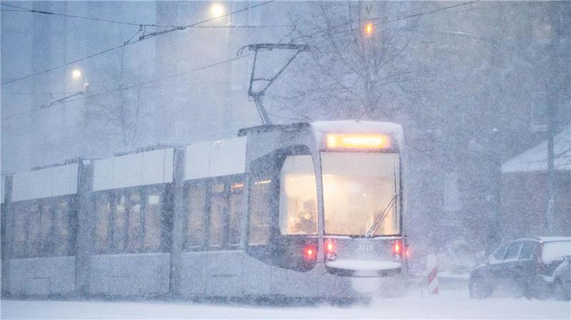 Wegen Schneeverwehungen fuhr in Bremen ein Auto in ein Gleisbett der Straßenbahn. (Symbolbild)