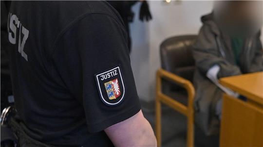 Wegen Vergewaltigungen und Geiselnahme hat das Landgericht Kiel einen Mann zu zehn Jahren verurteilt. (Archivbild)