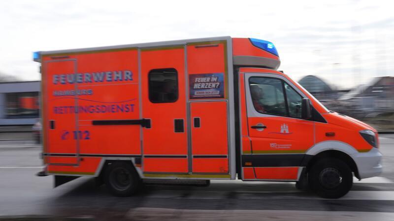 Wegen Vergiftungserscheinungen hat die Hamburger Feuerwehr drei Mitarbeiter einer Leihwagenfirma ins Krankenhaus gebracht. (Symbolbild)