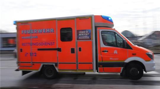 Wegen Vergiftungserscheinungen hat die Hamburger Feuerwehr drei Mitarbeiter einer Leihwagenfirma ins Krankenhaus gebracht. (Symbolbild)