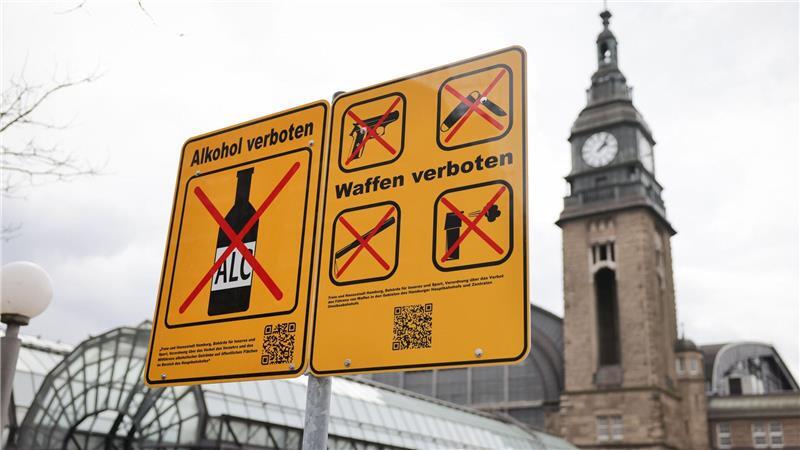 Ein Jahr Alkoholverbot am Hauptbahnhof - 75 Bußgeldverfahren Wegen Verstößen gegen das Alkoholverbot am Hauptbahnhof hat die Hamburger Polizei 75 Verfahren eingeleitet. (Archivbild)