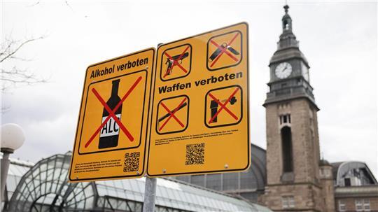 Wegen Verstößen gegen das Alkoholverbot am Hauptbahnhof hat die Hamburger Polizei 75 Verfahren eingeleitet. (Archivbild) 