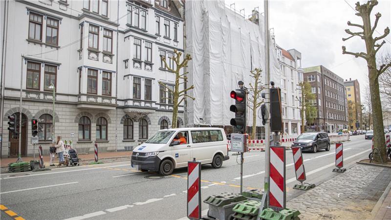 Wegen akuter Einsturzgefahr wird der Verkehr vor dem Altbau in der Hafenstraße 42 derzeit einspurig per Ampelregelung an der Baustelle vorbeigeführt.