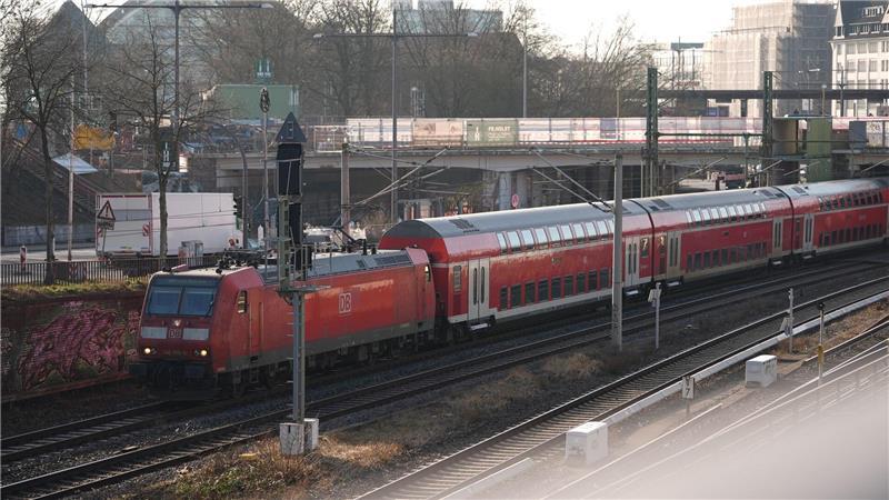 Wegen der Abrissarbeiten an der Berlinertordammbrücke ist am Wochenende die Bahnstrecke Hamburg-Lübeck unterbrochen. (Archivbild)