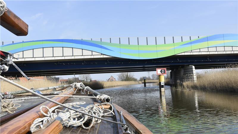 Mit einem über 100 Jahre alten Zweimaster von Buxtehude nach Stade Wegen der Autobahnbrücke müssen die Masten gelegt werden.