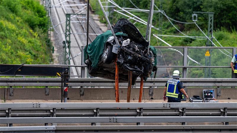 Auto stürzt von Autobahn auf Bahngleise - drei Tote Wegen der Bergungsarbeiten sind sowohl die A3 als auch die Bahnstrecke gesperrt.