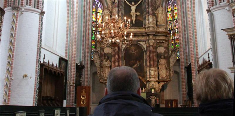 Wegen der Corona-Pandemie gibt es keine öffentlichen Gottesdienste mehr. Ein stilles Gebet in der Kirche mit ausreichendem Abstand zu anderen – hier in St. Petri Buxtehude – könnte weiterhin möglich sein. Foto: Richter