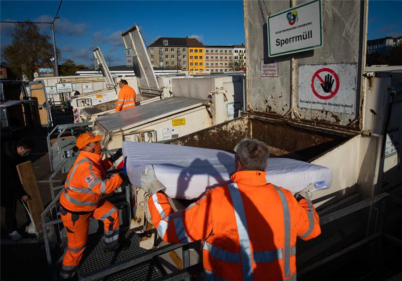 In Hamburg bleibt der Müll liegen – auch Oper fällt aus Wegen der Corona-Pandemie hat die Hamburger Stadtreinigung dazu aufgerufen, die Recyclinghöfe nur für dringende Anlieferungen anzufahren. Foto: Christian Charisius/dpa
