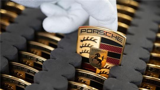Wegen der Erneuerung mehrerer Modelle und der Schwäche in China hat Porsche weniger Sport- und Geländewagen verkauft. (Archivbild)