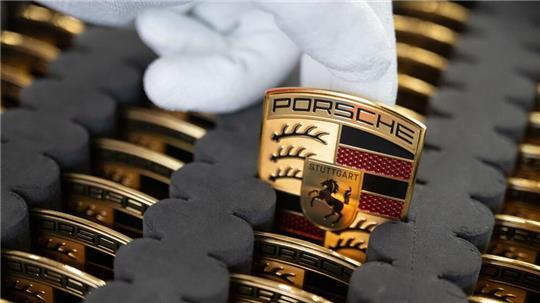 Wegen der Erneuerung mehrerer Modelle und der Schwäche in China hat Porsche weniger Sport- und Geländewagen verkauft. (Archivbild)