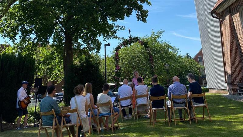 Spontan-Hochzeit: Die schönsten Bilder der Trauungen im Landkreis Stade Wegen der Hitze war der Trauplatz draußen im Schatten St. der Kirche Nikolai zu Borstel aufgebaut - so waren die Temperaturen gut auszuhalten.