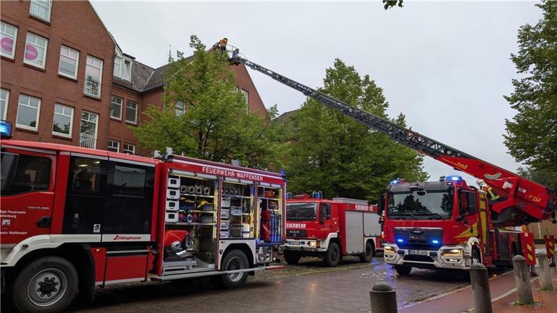 Wegen der Rauchentwicklung im Gebäude kontrolliert die Feuerwehr per Drehleiter das Obergeschoss.