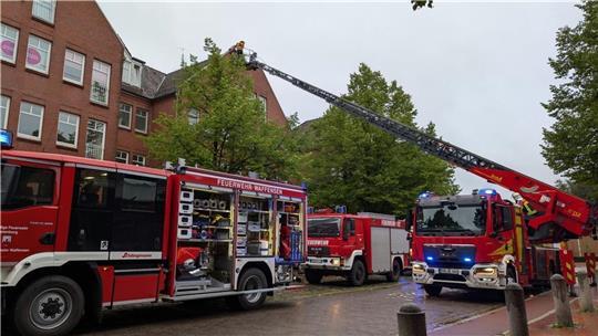 Wegen der Rauchentwicklung im Gebäude kontrolliert die Feuerwehr per Drehleiter das Obergeschoss.