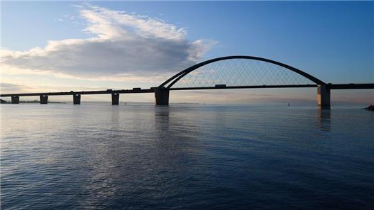 Wegen der Sanierung der Fehmarnsundbrücke gilt dort voraussichtlich das ganze Jahr lang Tempo 30. (Archivfoto)