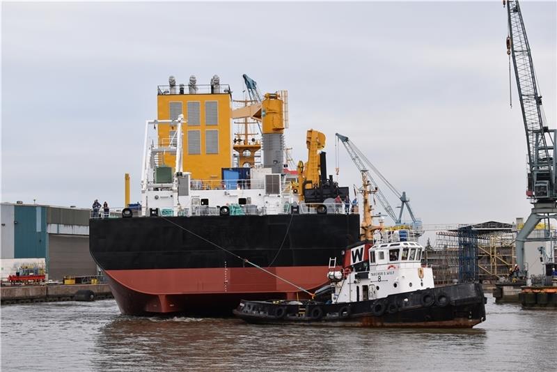 Wegen der Schlickprobleme musste der 100 Millionen Euro teure Saugbagger für den Bund im Juni von der Pella Sietas-Werft in Neuenfelde zur Endausrüstung zu Blohm &amp; Voss verholt werden. Foto: Vasel
