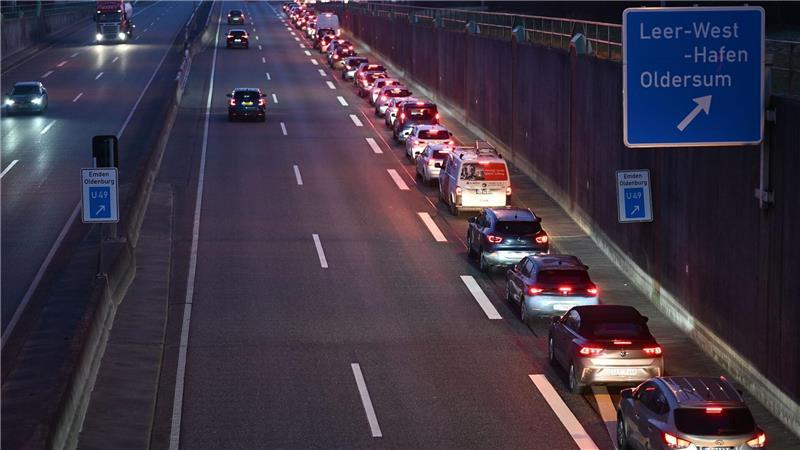 Wegen der Sperrung der Jann-Berghaus-Brücke in Leer kam es zu Staus in Ostfriesland.