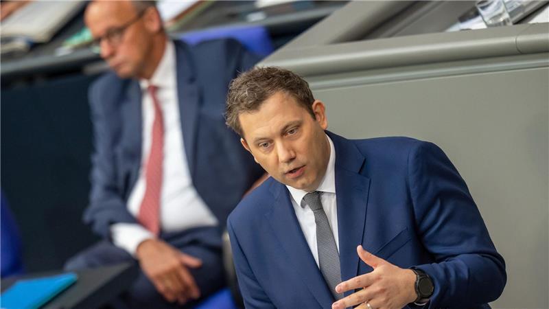 Klingbeil verspricht: Schlaglöcher weg, Bahn pünktlicher Wegen der Stromsteuer in der Kritik: Kanzler und Vizekanzler