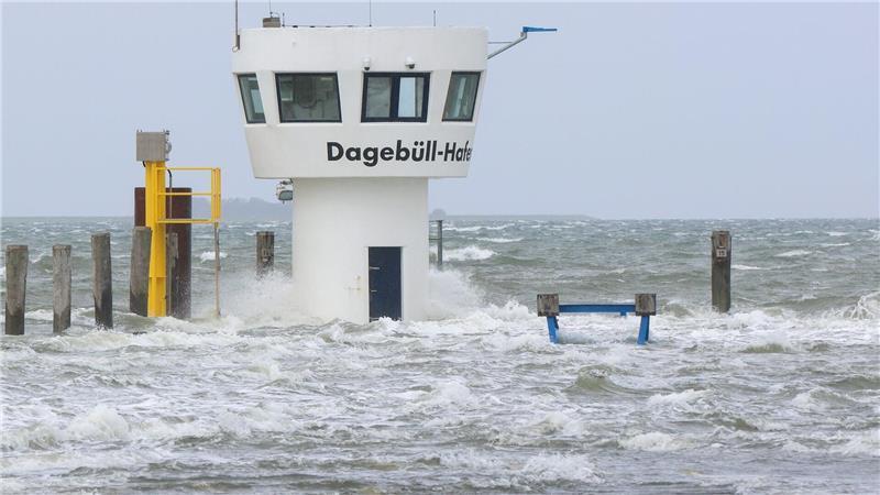 Wegen der Sturmflut fiel der Fährverkehr aus.