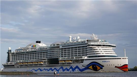 Wegen der Sturmflut konnte das Kreuzfahrtschiff „Aidaperla“ am Samstag den Hamburger Hafen nicht verlassen. (Archivbild)
