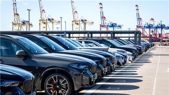 Wegen der US-Zölle werden am BLG Autoterminal Bremerhaven weniger Autos für den Export verschifft. (Archivbild)