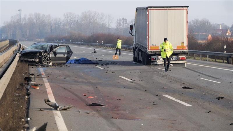 Drei Tote bei Unfällen auf A1 - teils an Stauende Wegen der Unfälle wurde die Autobahn 1 ab der Anschlussstelle Holdorf in Richtung Hamburg voll gesperrt.