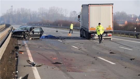 Wegen der Unfälle wurde die Autobahn 1 ab der Anschlussstelle Holdorf in Richtung Hamburg voll gesperrt. 