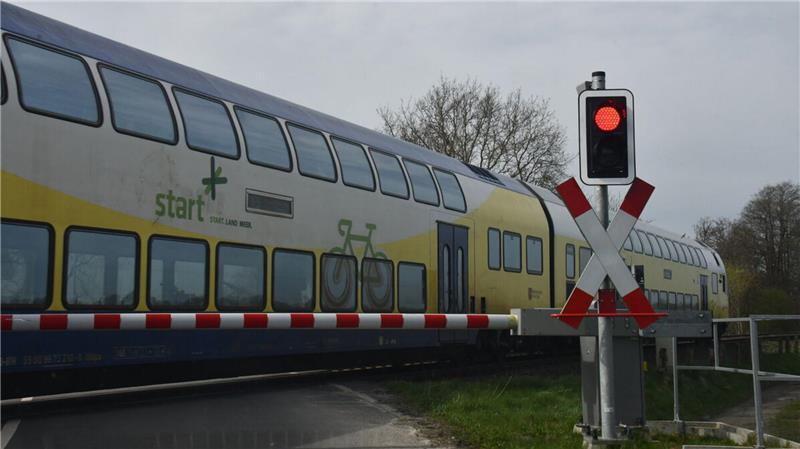 Wegen der Unwetter-Warnung drosselt der RE5 zwischen Hammah und Horneburg seine Fahrten auf 80 km/h.