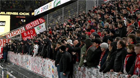 Wegen der Zusammenstöße vor Anpfiff boykottieren einige Bayern-Fans die Partie in Dortmund. (Archivbild)