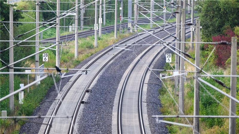 Wegen der defekten Oberleitung mussten Züge umgeleitet werden. (Symbolbild)