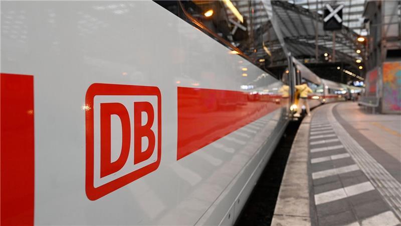 Wegen der durchziehenden Gewitterfront werden einige Fernzüge an Bahnhöfen zurückgehalten (Symbolbild)