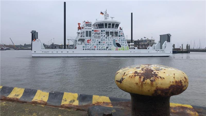 Nach Starkregen: Ölschaden im Hafen von Norddeich Wegen der großflächigen Ölverschmutzung waren mehrere tausend Quadratmeter, sowohl an Land als auch im Hafenbecken, betroffen. (Archivbild)