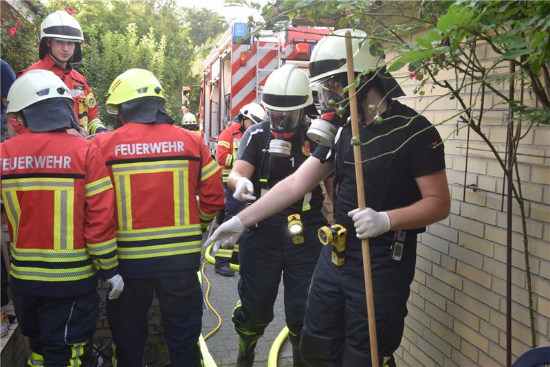 Gefährliches Schmutzwasser: Not-Evakuierung in Harsefeld Wegen der hohen Schadstoffkonzentration in der Luft ging es für die 20 Feuerwehrleute nur unter Atemschutz in den Keller des Hauses. Foto: Kachmann/Feuerwehr Harsefeld