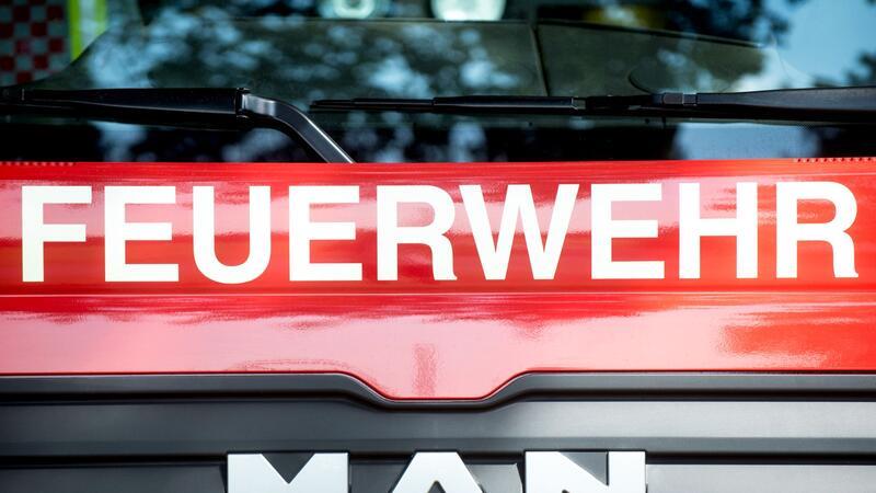 Hühner-Transporter verunglückt – Feuerwehr mit einfallsreicher Rettungsaktion Wegen der hohen Temperaturen versorgten die Einsatzkräfte die Tiere während der mehrere Stunden dauernden Bergungsaktion durch Hochleistungslüfter mit Frischluft.