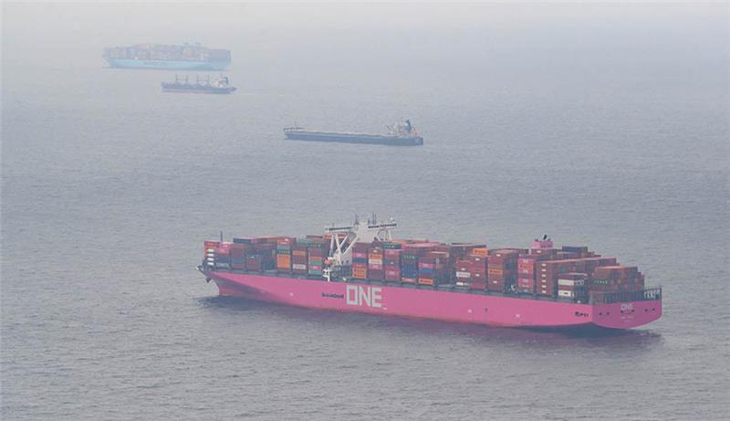 Wegen der in Folge der Corona-Pandemie aus dem Tritt geratenen Containerschifffahrt liegen Dutzende Schiffe auf Reede in der Deutschen Bucht und warten auf ihre Abfertigung. Foto (Archiv): Jonas Walzberg/dpa