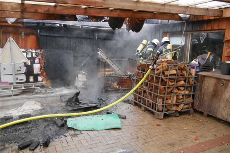 Flammen schlagen aus Carportdach in Hechthausen Wegen der starken Rauchentwicklung mussten die Löscharbeiten unter schwerem Atemschutz durchgeführt werden.