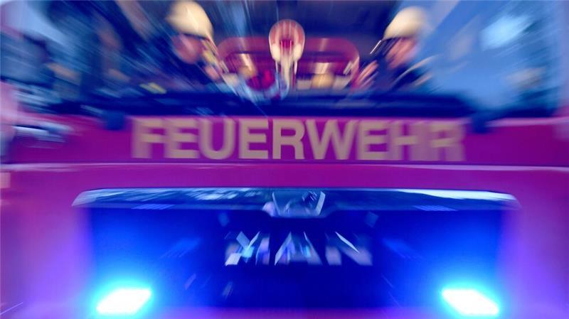 Wegen der starken Rauchentwicklung mussten die Bewohner ihre angrenzenden Wohnungen verlassen, konnten aber später zurückkehren. (Symbolbild).