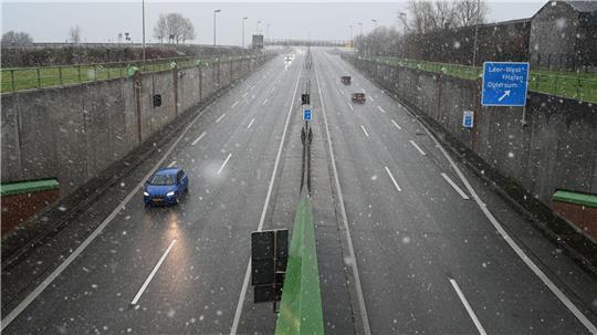 Wegen der zu hohen Ladung eines Sattelschleppers ist der Emstunnel beim ostfriesischen Weener beschädigt worden. (Archivbild) 