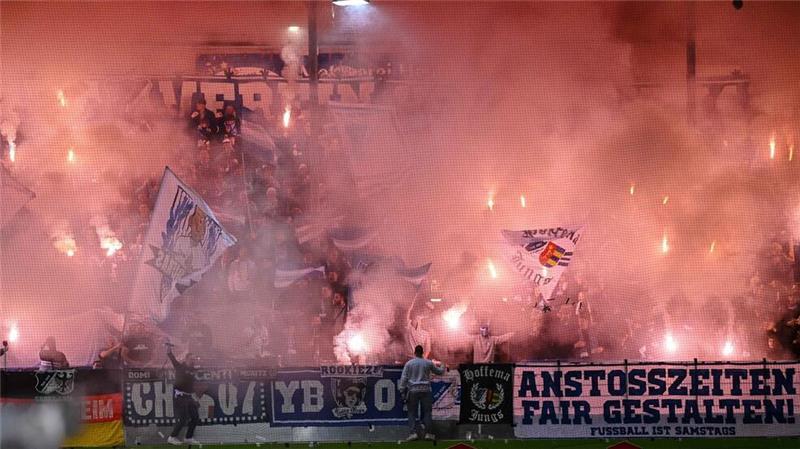 Wegen des Abbrennens von Pyrotechnik durch Hoffenheim-Anhänger mussten beide Mannschaften das Spielen kurz einstellen.