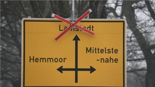Wegen des Baus eines Radweges von Lamstedt bis Hemmoor-Bröckelbeck ist die Kreisstraße 21 seit Oktober vorigen Jahres voll gesperrt. Aufgrund der Bauarbeiten wird die Sperrung voraussichtlich noch bis April andauern.