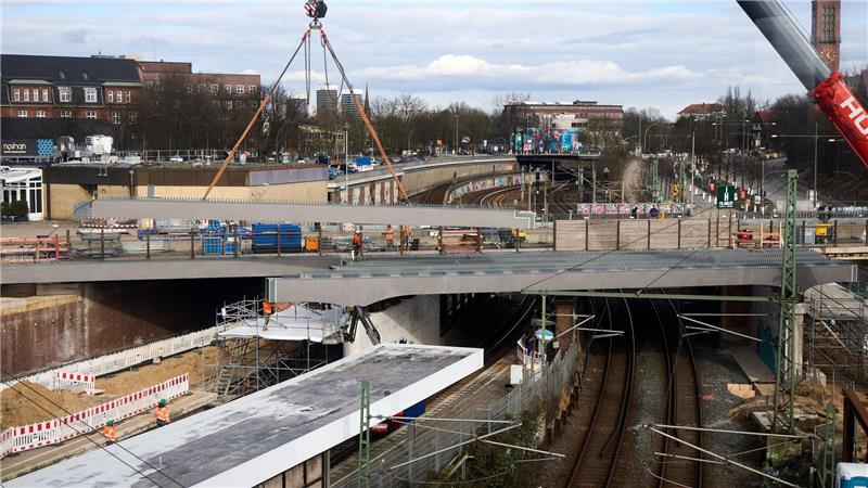Wegen des Einbaus von Betonteilen für die neue Berlinertordammbrücke müssen die Straße Bürgerweide und die Bahngleise am Wochenende erneut gesperrt werden.